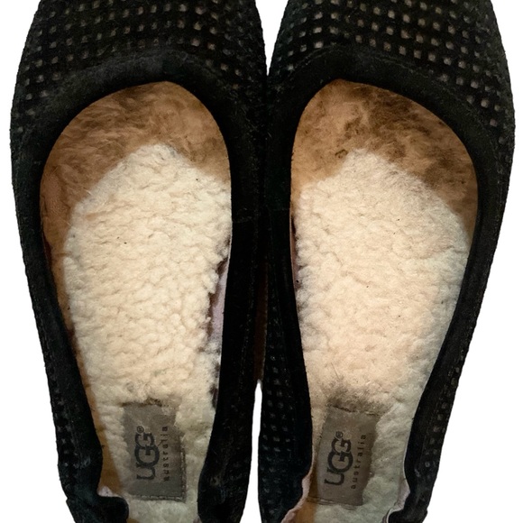 Womens Black UGG flats. Warm & cozy. - Picture 2 of 4